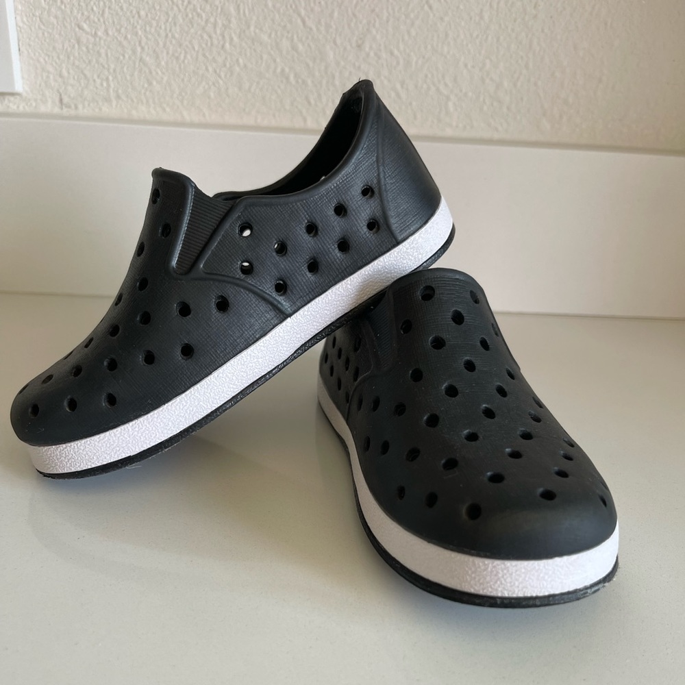 Cat & Jack black/white rubber shoe size 7